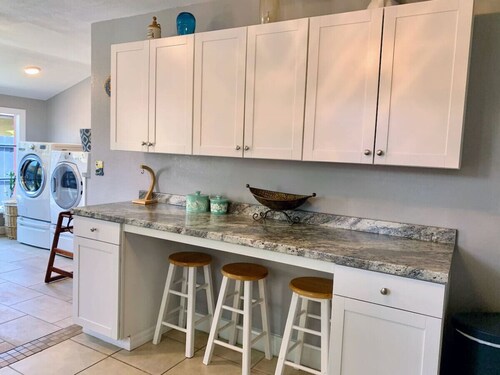 Cozy Bungalow - 5 mi Legoland & 0.5 mi Dwntwn
