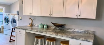 Cozy Bungalow - 5 mi Legoland & 0.5 mi Dwntwn