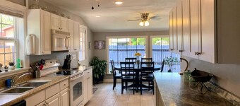 Cozy Bungalow - 5 mi Legoland & 0.5 mi Dwntwn