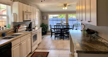 Cozy Bungalow - 5 mi Legoland & 0.5 mi Dwntwn