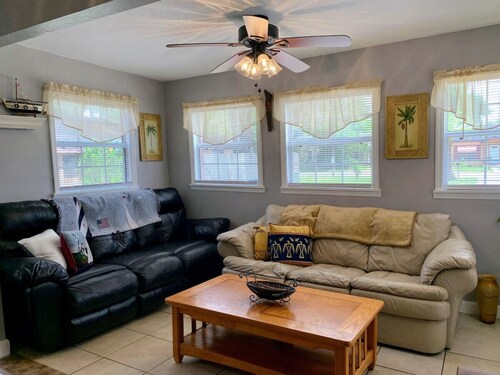 Cozy Bungalow - 5 mi Legoland & 0.5 mi Dwntwn