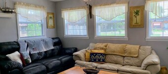 Cozy Bungalow - 5 mi Legoland & 0.5 mi Dwntwn