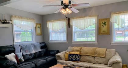 Cozy Bungalow - 5 mi Legoland & 0.5 mi Dwntwn