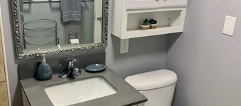 Cozy Bungalow - 5 mi Legoland & 0.5 mi Dwntwn