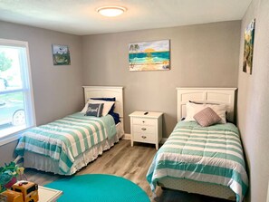 3 chambres, bureau, fer et planche à repasser, lit parapluie