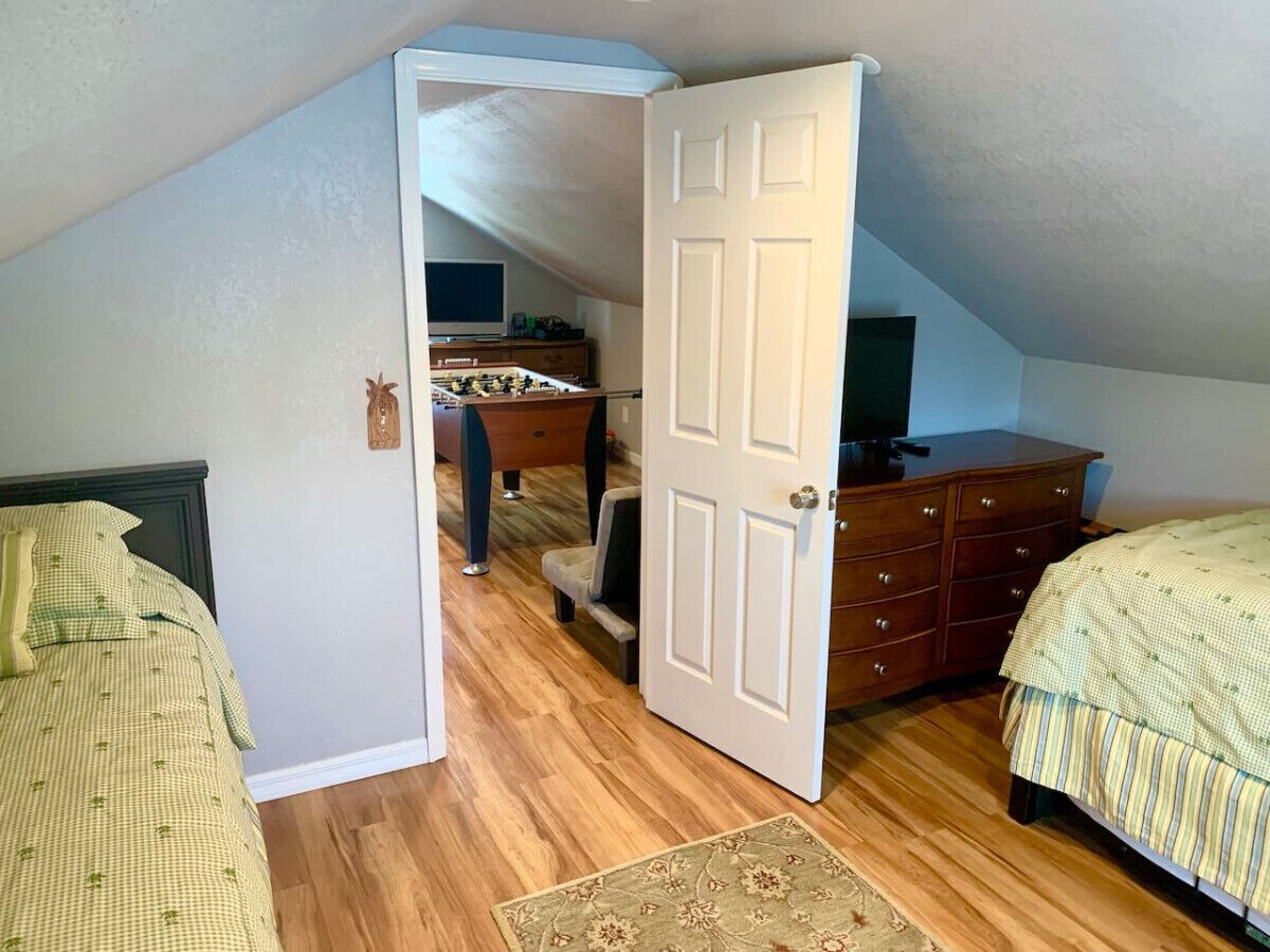 4 makuuhuonetta, työpöytä, silitysrauta/-lauta, vauvan matkasänky