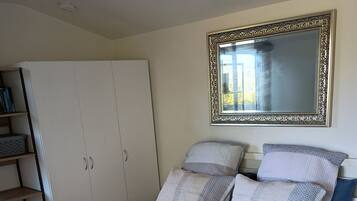 Escritorio, tabla de planchar con plancha, wifi gratis y ropa de cama