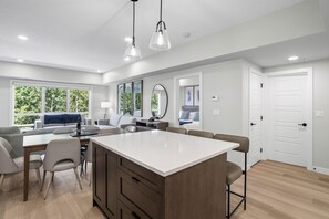 2 slaapkamers, een strijkplank/strijkijzer, gratis wifi, beddengoed