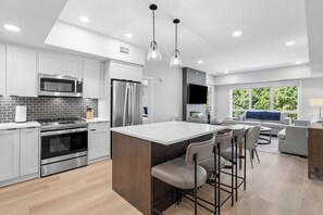 Een koelkast, een microgolfoven, een oven, een kookplaat