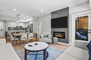 Smart-tv, een open haard en boeken