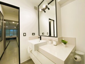 Basic Apartment | Bathroom - R - Lindo departamento 1BR en San Isidro (Lima)