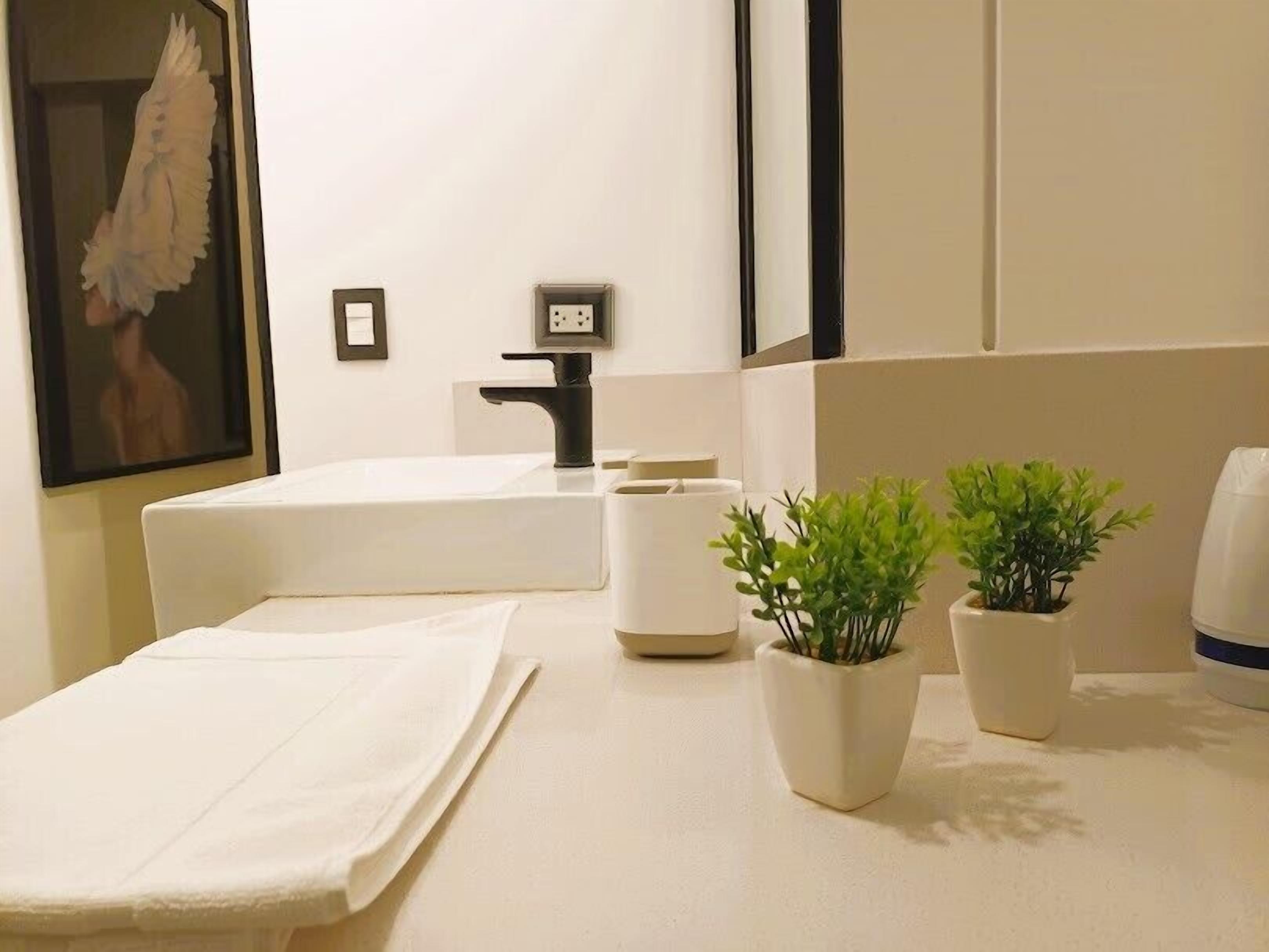 Basic Apartment | Bathroom