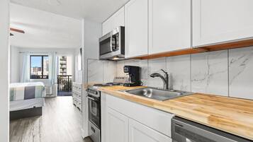 Réfrigérateur, micro-ondes, four, plaque de cuisson