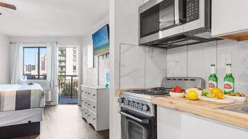 Réfrigérateur, micro-ondes, four, plaque de cuisson