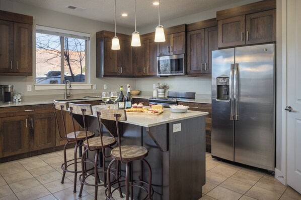 Family House, Mountain View | Private kitchen | Full-size fridge, microwave, oven, stovetop - Entrada at Moab 632 (Moab)