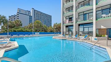 Een binnenzwembad, een verwarmd zwembad