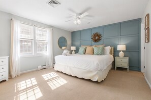 5 slaapkamers, een bureau, een strijkplank/strijkijzer, reisbedje