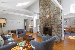 Interior - Near Mayflower! Pool & Hottub! Dogs OK! Slps 10! (Dennis)