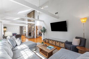 Smart TV, fireplace, books - Near Mayflower! Pool & Hottub! Dogs OK! Slps 10! (Dennis)