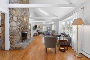 Smart TV, fireplace, books - Near Mayflower! Pool & Hottub! Dogs OK! Slps 10! (Dennis)