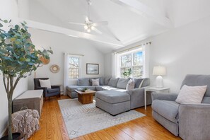 Smart-tv, een open haard en boeken