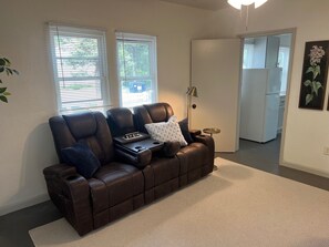 Interior - Cozy studio in welcoming Oklahoma City with 1 bed,1 bath (Oklahoma City)