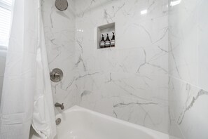 Handtücher, Seife, Shampoo, Toilettenpapier