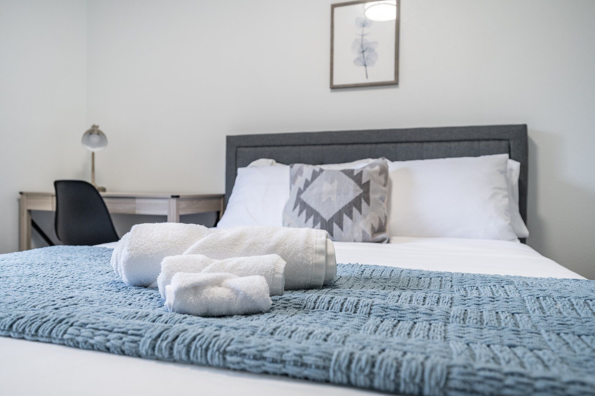 3 chambres, bureau, fer et planche à repasser, lit parapluie