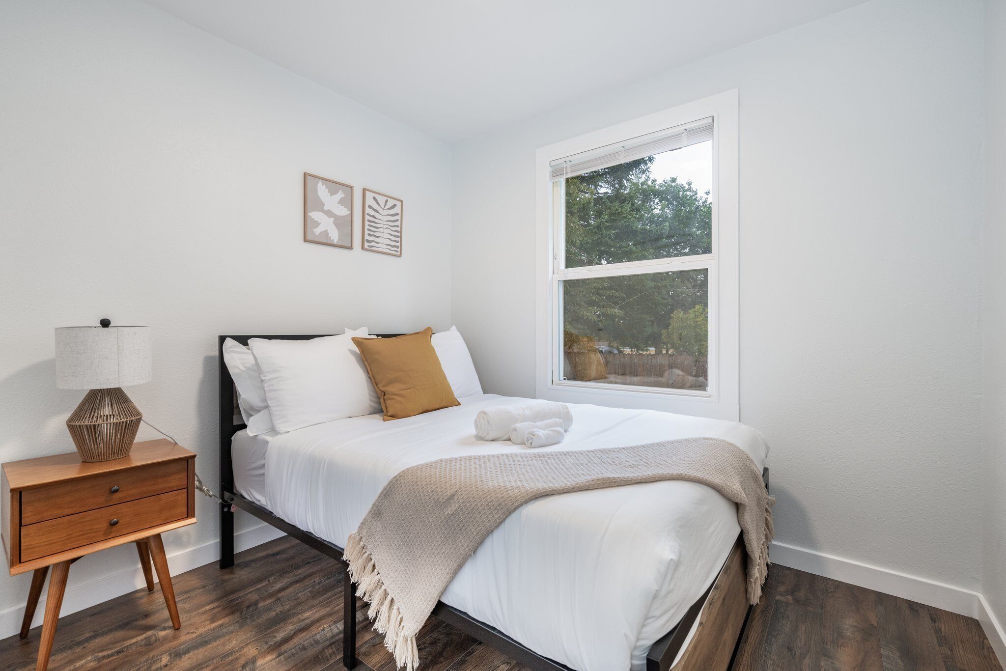 3 makuuhuonetta, työpöytä, silitysrauta/-lauta, vauvan matkasänky