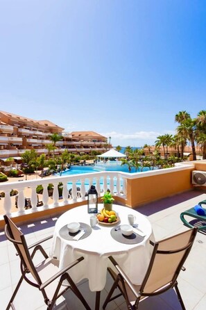 Outdoor dining - Home2Book Modern Seaview Apt & Pool, Las Américas (Playa de la Américas)
