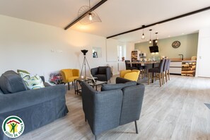 Interior - Flo's Little House (CHAINTRIX BIERGES)