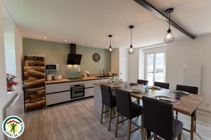 Microwave, oven, dishwasher, highchair - Flo's Little House (CHAINTRIX BIERGES)