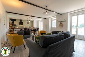 TV, DVD player, table tennis - Flo's Little House (CHAINTRIX BIERGES)