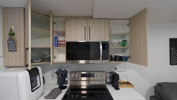 Kühlschrank, Mikrowelle, Ofen, Herdplatte