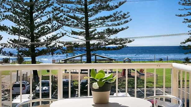 Outdoor dining - Camden House Opposite Mermaid Beach (Mermaid Beach)