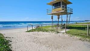 Beach nearby - Camden House Opposite Mermaid Beach (Mermaid Beach)
