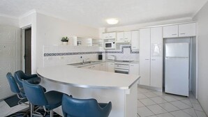 Fridge, toaster, cookware/dishes/utensils - Camden House Opposite Mermaid Beach (Mermaid Beach)