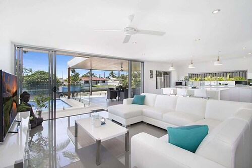 Buena Vista Stylish Canalfront Escape Broadbeach