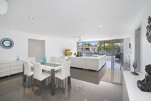Dining - Buena Vista Stylish Canalfront Escape Broadbeach (Broadbeach Waters)