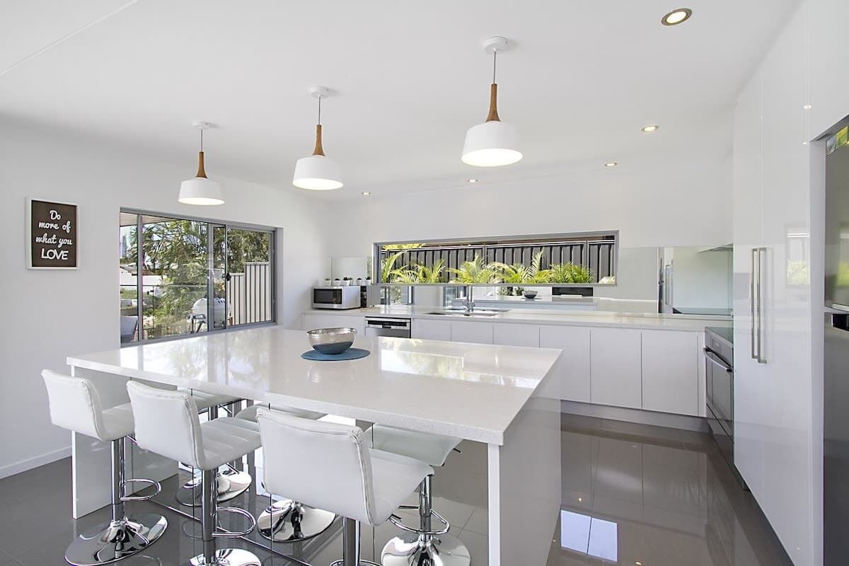 Toaster, cookware/dishes/utensils