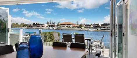 تناول الطعام بالخارج