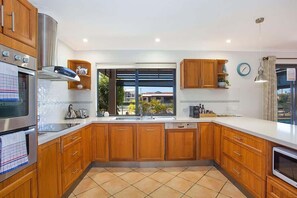 Coffee/tea maker, cookware/dishes/utensils - La Vida Coastal Luxury with Pool Broadbeach (Broadbeach Waters)