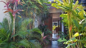 Property grounds - La Vida Coastal Luxury with Pool Broadbeach (Broadbeach Waters)