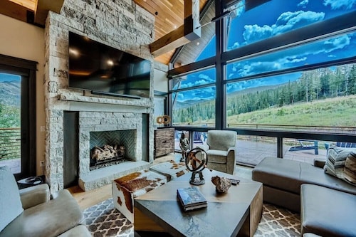 Heavens Gate ~ Ski in/out & Hot Tub ~ Sleeps 26