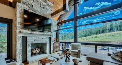 Heavens Gate ~ Ski in/out & Hot Tub ~ Sleeps 26