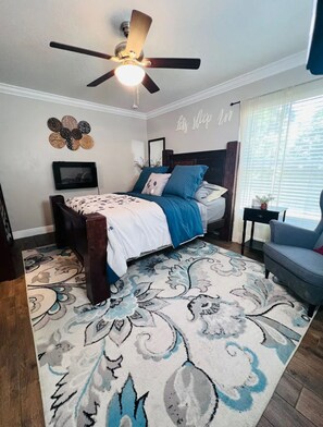 3 chambres, fer et planche à repasser, lit de bébé portatif