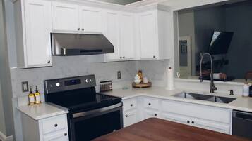 Køleskab, mikrobølgeovn, ovn, kogeplade