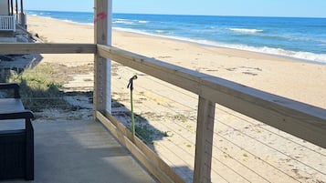 På stranden og solsenger