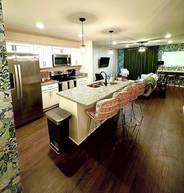 Micro-ondes, four, plaque de cuisson, lave-vaisselle