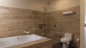 Deluxe-suite | Badeværelse | Gratis toiletartikler, håndklæder, Sæbe, Shampoo